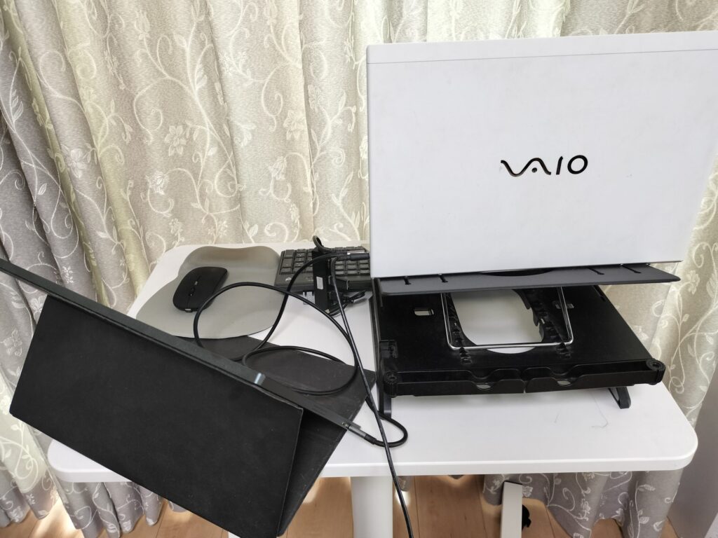 ノートPCとモニターを置いたスタンディングデスクの画像